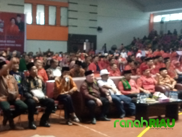 Senyum Zukri saat diteriaki Gubernur oleh Relawan  