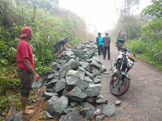  Warga Bantu Singkirkan Batu Split Untuk Jalan