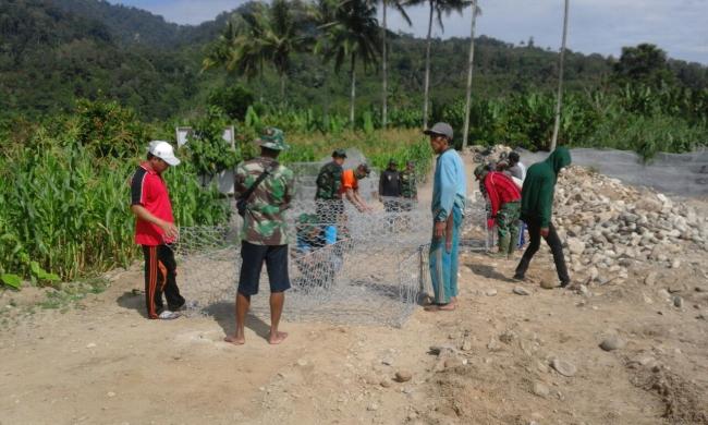 Serka Fransko Pimpin Warga Desa Kapiroe Buat Bronjong