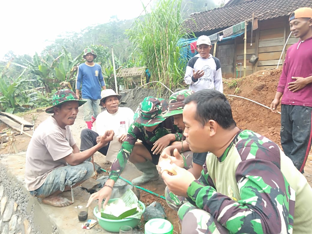 Singkong Rebus Dati, Santap Jam Rehat