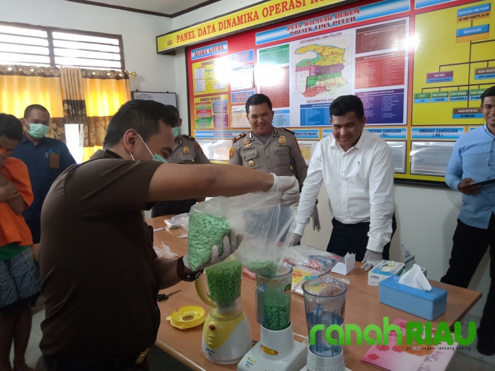 Polsek Limapuluh musnahkan ribuan ekstasi dengan blender