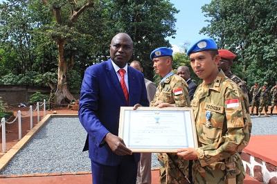 Bangga Dengan TNI, Menhan Afrika Tengah Kalungkan Medali CAR Kepada 200 Prajurit