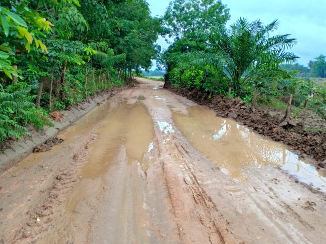 Pengerjaan Proyek Peningkatan Jalan Munsalo-Seberang Taluk Terkesan Asal Jadi