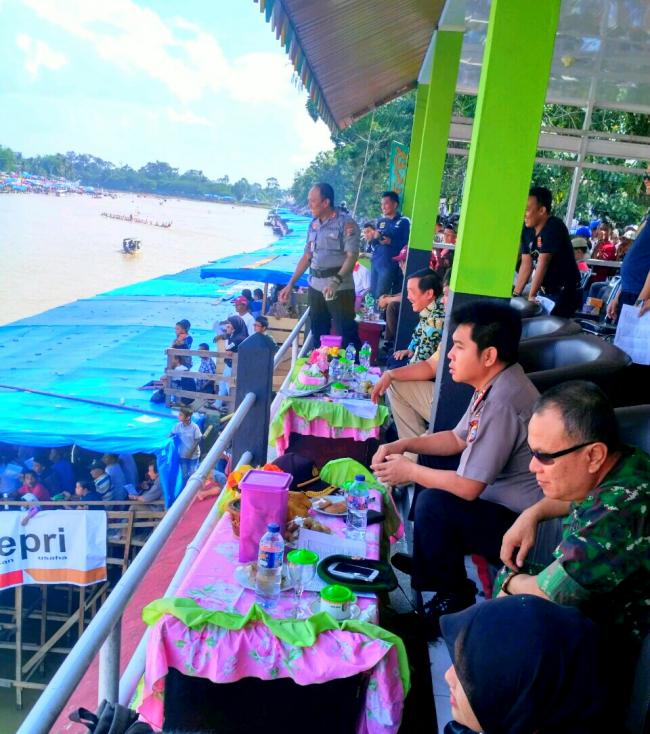 Antusias Kapolres Kuansing Dengan Tradisi Pacu Jalur Diruang VVIP, Pada Hari Kedua