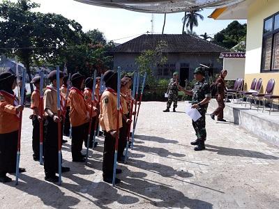 Saat Persami, Babinsa Koramil ini Jadi Juri Lomba PBB Loch...