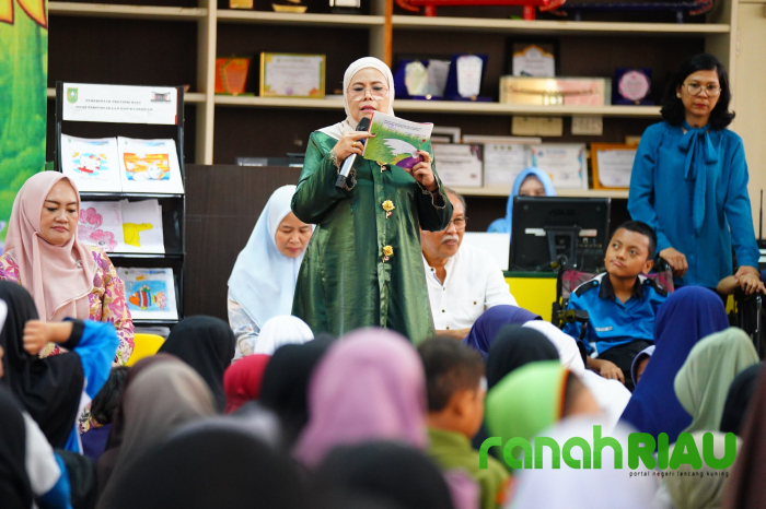 Dongeng Merpati dan Semut Warnai Keceriaan Anak Difabel bersama Ketua I TP PKK Riau