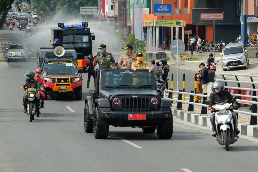 Polda Riau dan Stake Holder Melaksanakan Gerakan Memutuskan Penularan COVID-19 Melalui Penyemprotan 