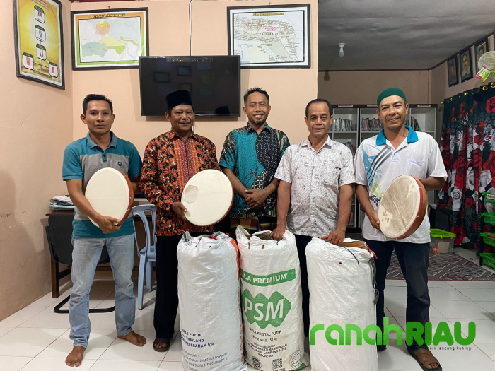 Kades Jangkang Serahkan Bantuan Kompang kepada Masyarakat