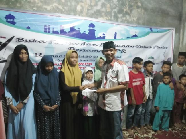 Berbagi Keberkahan Ramadhan, WPR DPRD Riau Berikan Santunan Yatim-Piatu