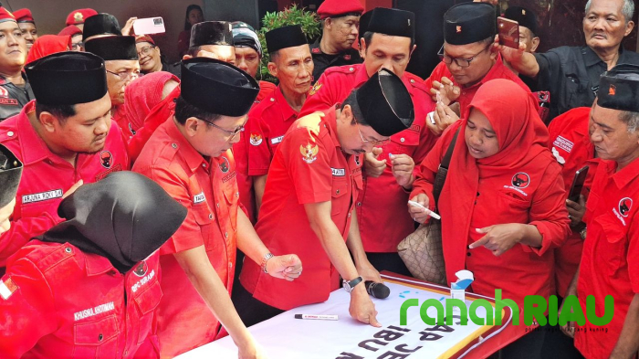 Tanda Kesetiaan ke Megawati, Kader PDIP Surabaya bubuhkan Cap Jempol Berdarah 