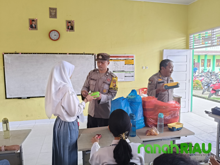 Personil Polri bantu Pendistribusian Makan Bergizi Gratis di Kecamatan Tualang