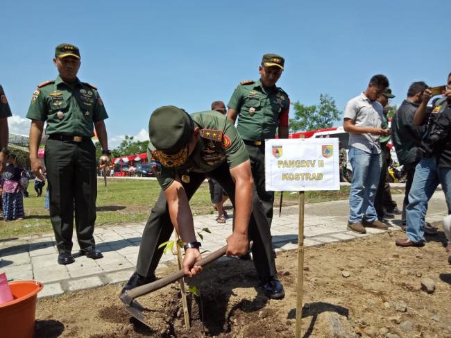  Penutupan TMMD Ke 104 Kodim 0824/Jember Pangdivif 2 Kostrad Tanam Pohon Bersama