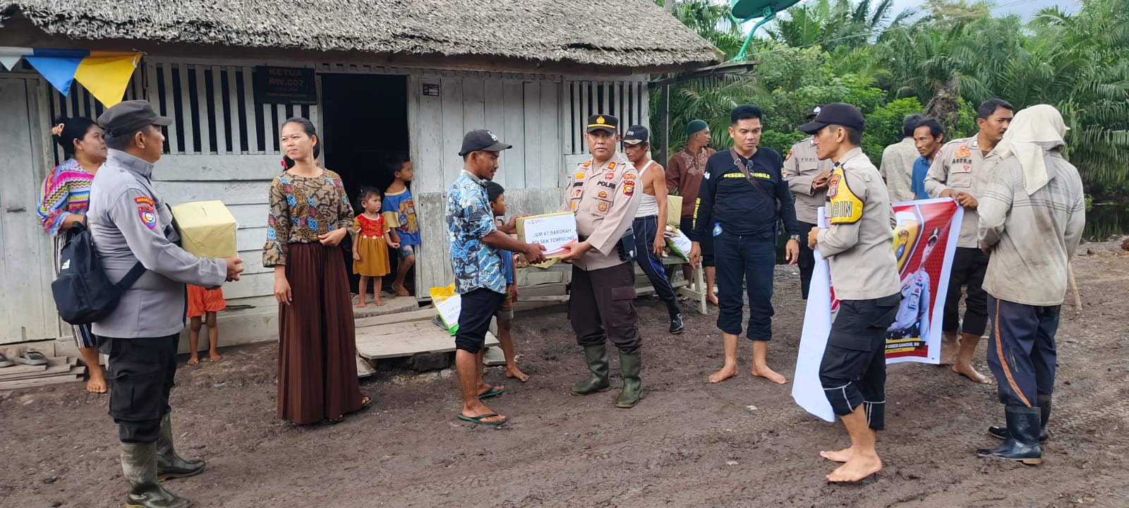 Bawa Pesan Pemilu Damai, Perwira Humanis Kunjungi Kampung Cabang Galah