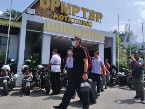 KPK Geledah Kantor Penanaman Modal dan PTSP Kota Dumai