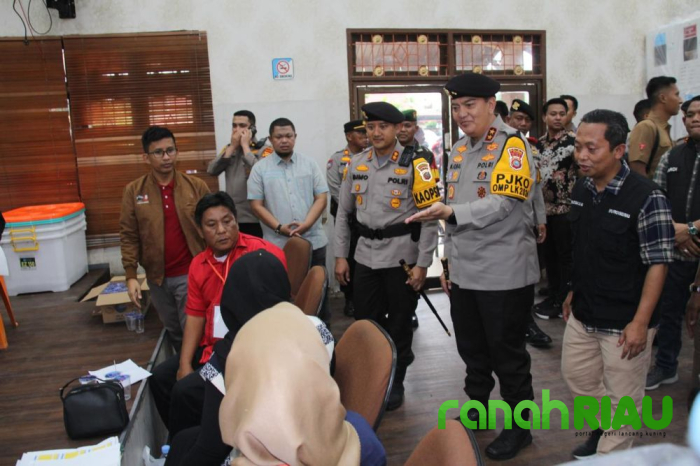 Pastikan berjalan Lancar, Kapolda Riau Kunjungi Rekapitulasi Suara di PPK Mandau