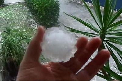 Diawali Dentuman Petir Besar, Bandung Hujan ES..