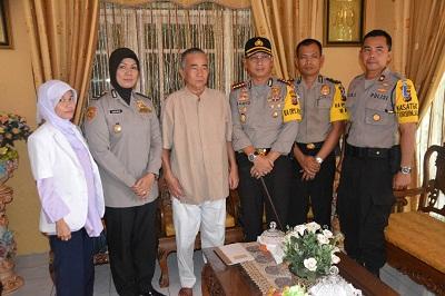 Jelang HUT POLRI ke 71 tahun, POLRESTA PEKANBARU Kunjungi Personil yang Menderita Sakit  Permanen