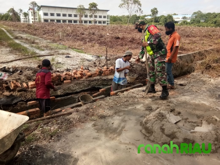 Babinsa Koramil 01 Bengkalis dan Masyarakat Melaksanakan Goro Bersama