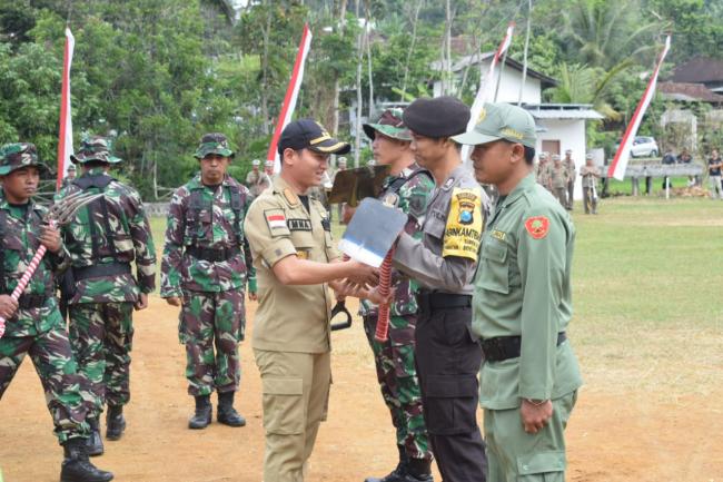 Simbolis, Bupati Serahkan Peralatan Pengerjaan TMMD Reg 105 Trenggalek