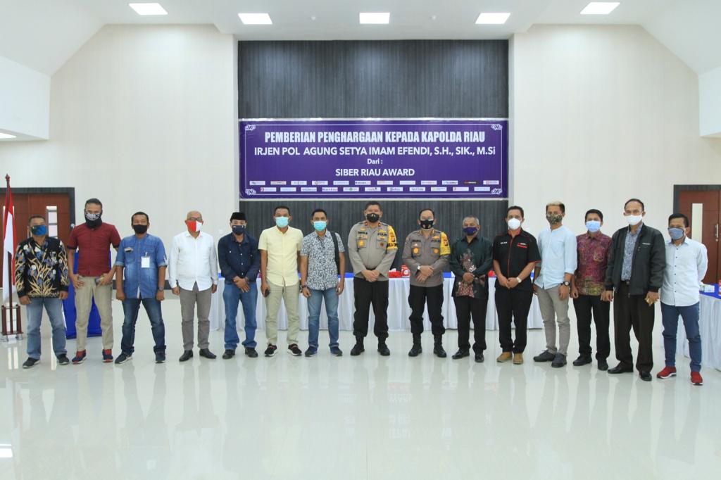 Kapolda Riau Menerima Penghargaan Dari Siber Riau Award