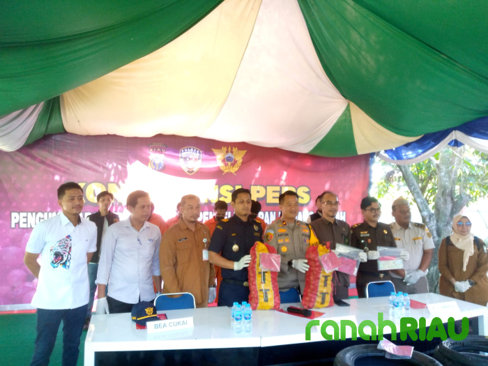 Waka Polres Bengkalis Pimpin Pemusnahan Barang Ilegal Asal Malaysia