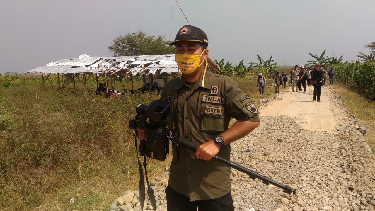 Ikuti Lomba Jurnalistik, Penrem Wijayakusuma Siap Berpanasan di Tengah Sawah  