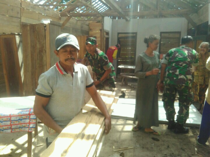  Kayu Rumah RTLH Diangkut Satgas TMMD