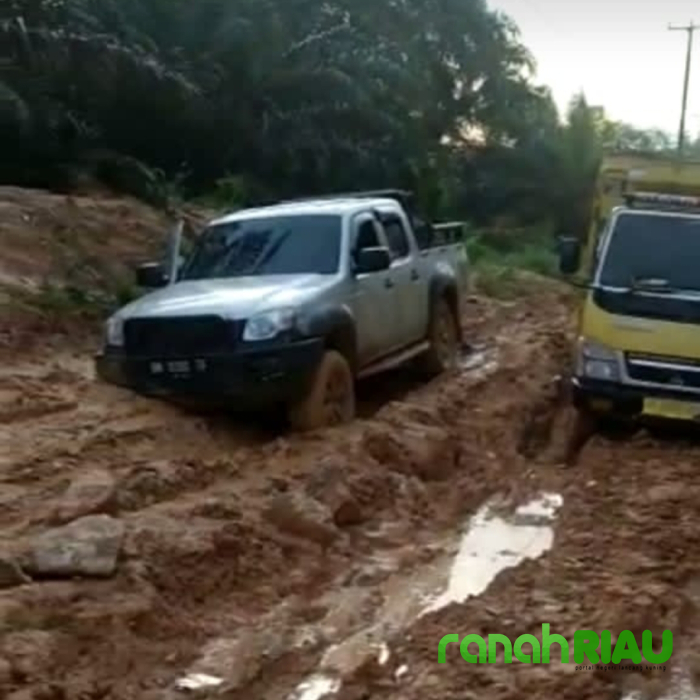 Ini Parah Nih..! Tiga Kilometer Ruas Jalan Provinsi Tak Bisa Dilewati Karena Berlumpur