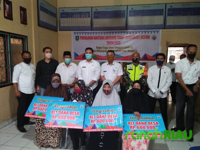 Desa Kelapapati Salurkan BLT-DD, Babinsa Koramil 01 Bengkalis Lakukan Pengawalan