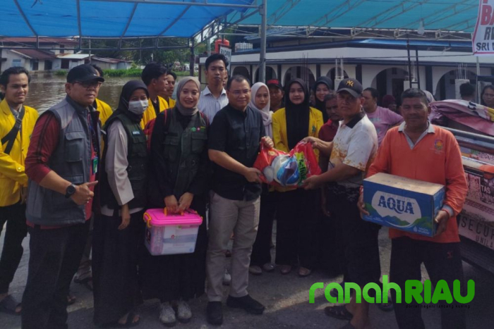 Unilak peduli korban banjir, Salurkan bantuan sembako di Rumbai