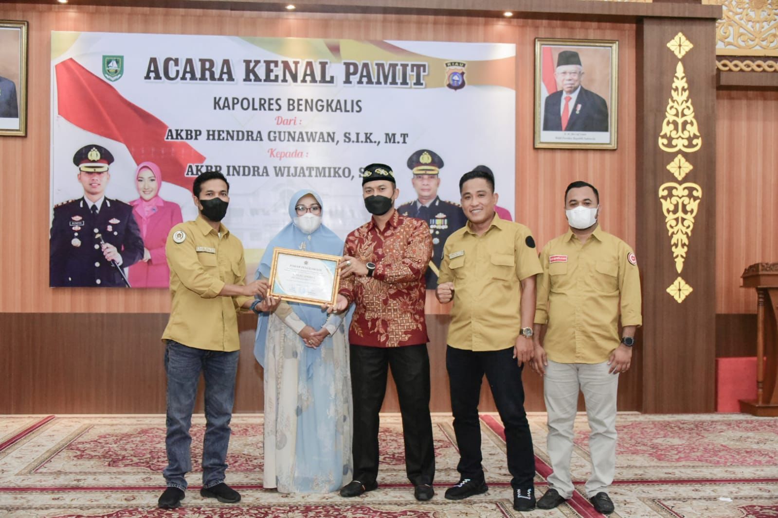 PWI Bengkalis Berikan Penghargaan Kepada AKBP Hendra Gunawan