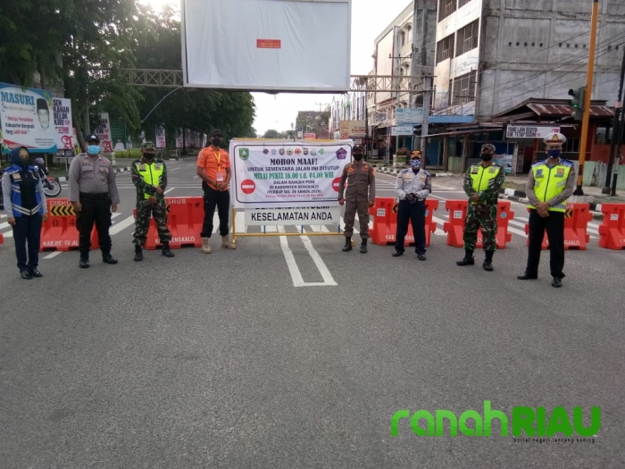 Babinsa Koramil 01 Bengkalis Serma Rudiantho Pimpin Melaksanakan PSBB