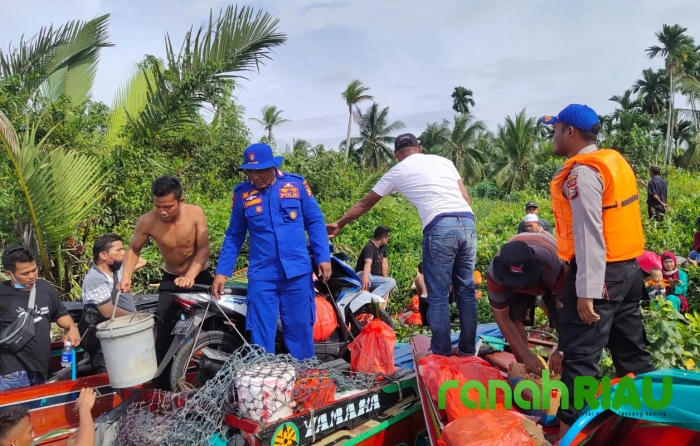 Speed Boat di Perairan Inhil Bocor dan Karam, Sat Polair Evakuasi Penumpang