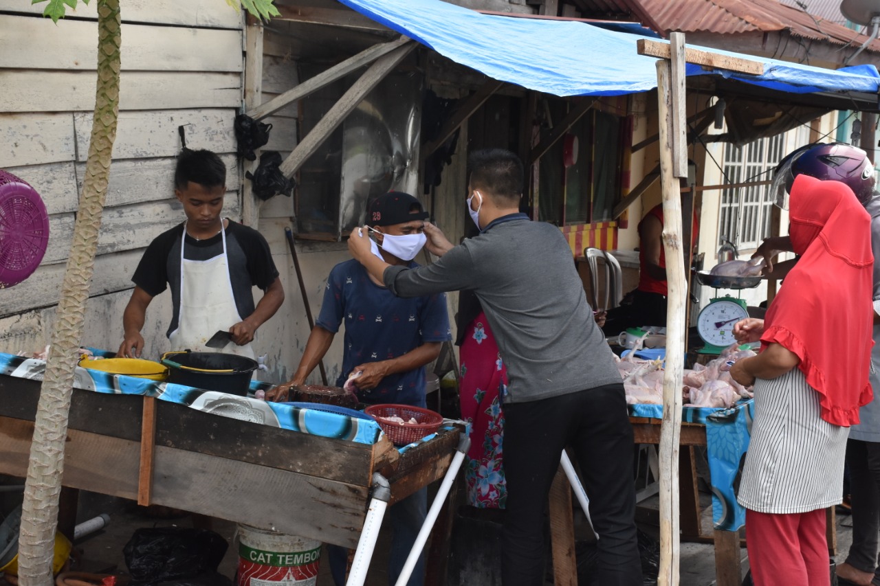 Cegah COVID-19, Warga Tionghoa Bersama Polres Bengkalis Bagi Masker ke Warga