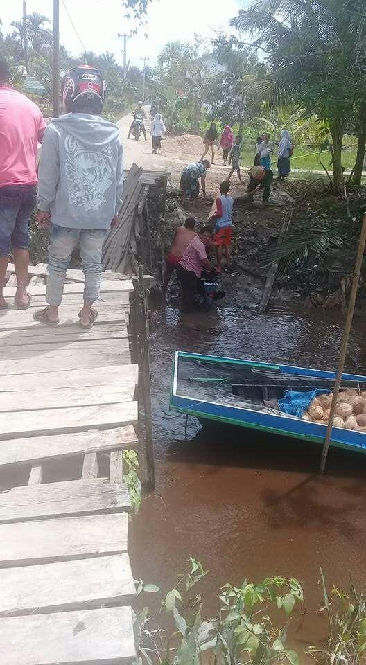 Alamak... Jembatan Parit 6 Sungai Luar Ambruk, 1 Motor Ikut Terjatuh