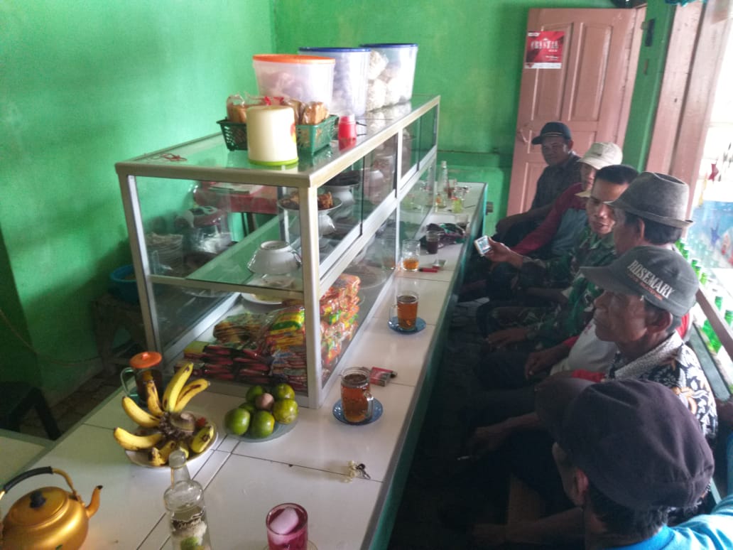 Tugas Komsos Unik, Sembari Makan Gandeng Pekerja