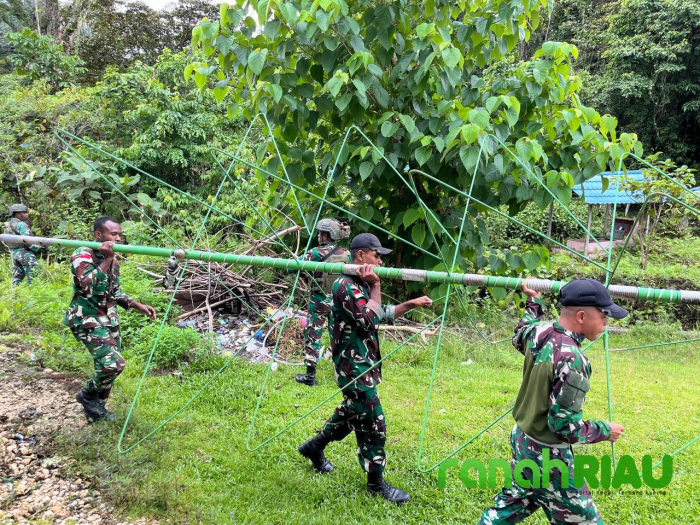 Satgas Yonif 762/VYS bersama Warga Dekorasi GKI Sion Kumurkek sambut Natal di Distrik Aifat