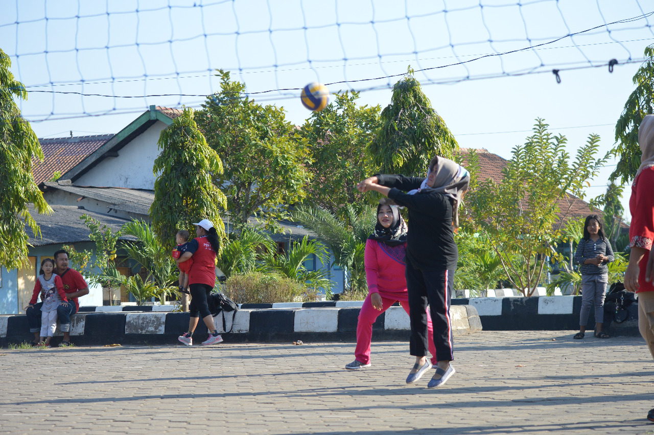 Tak Mau Kalah, Persit Pun Tantang Ibu-ibu Main Voli