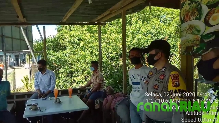 Babinsa dan Anggota Polsek Bengkalis Lakukan Pendisiplinan di Pelabuhan Roro Bengkalis