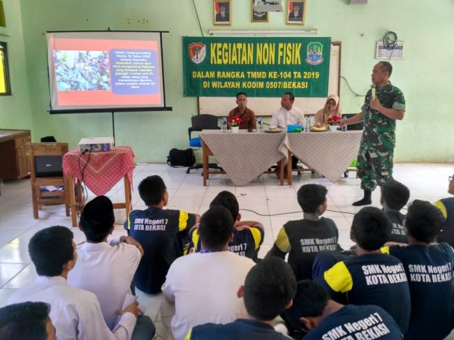 Peyuluhan bahaya penyalahgunaan  Narkoba dan pergaulan sex bebas  Nonfisik TMMD Ke -104  Pada SMK 7 