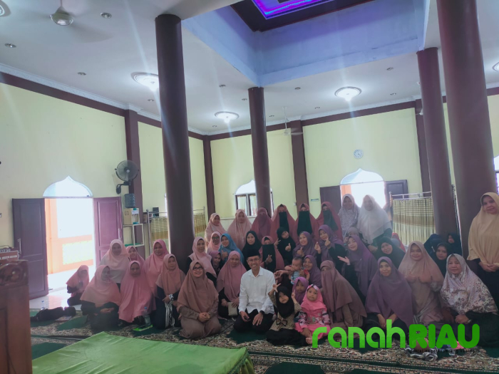 Ibu-Ibu Jalan UKA Ujung antusias Ikuti Tausiyah Doktor Ikhsan bahas Keutamaan Kurban