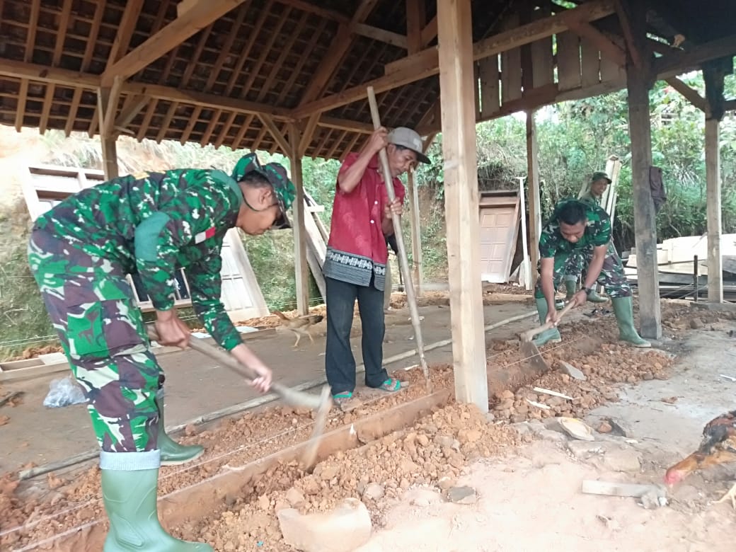 Serma Joko Mulai Menggali Tanah Pondasi