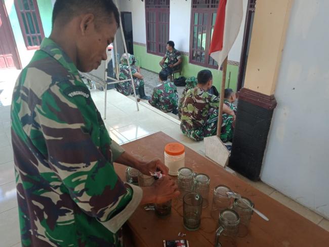  Babinsa Jatimulya Aduk Kopi Untuk Karya Bhakti TMMD Reg 105