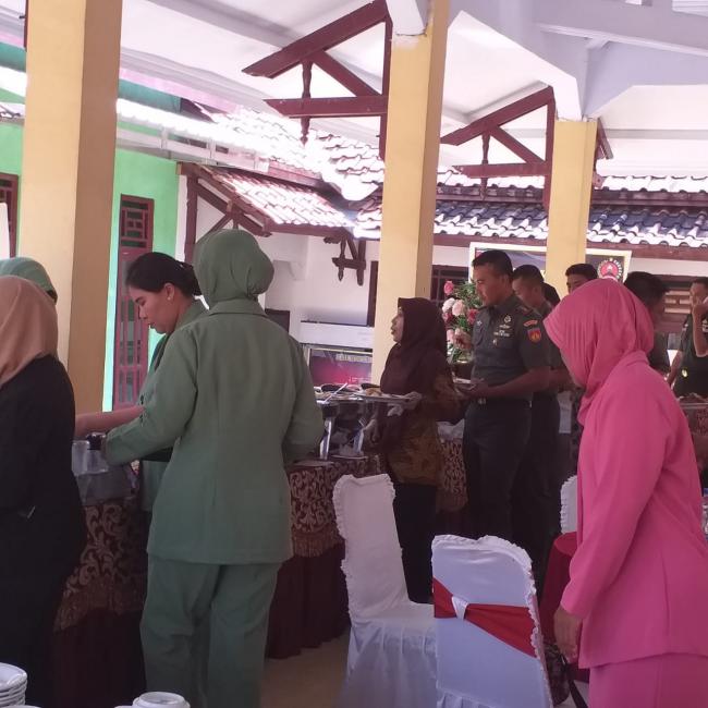  Usai Upacara, Wabup Makan Bareng Di Balai Desa Jatimulya
