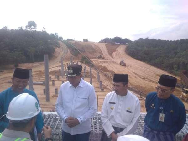 Desember 2019 ini, proyek pembangunan jalan tol Pekanbaru-Dumai sudah beroperasi.