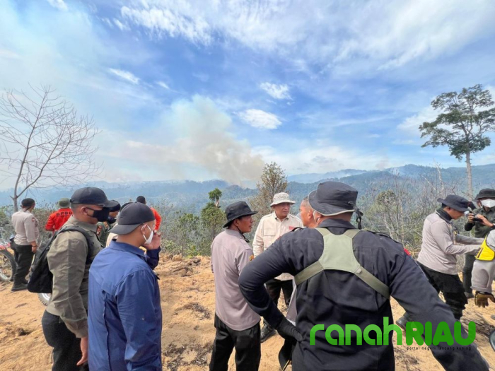 Aksi Wakapolda Riau, Adrianto Jossy Kusumo berjibaku dengan Bupati Rohul Padamkan Karhutla
