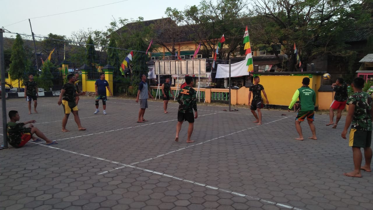 Jaga Kebugaran Satgas TMMD Olahraga Bareng Warga