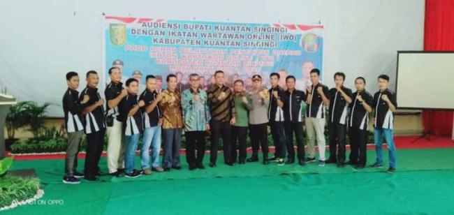 Disaksikan Bupati, IWO Kuansing Resmi Dilantik
