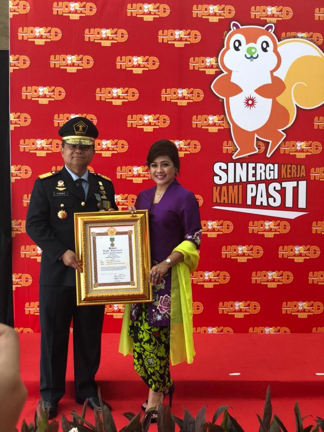 Ronny Sompie Dianugrahi Satyalencana Wira Karya oleh Presiden