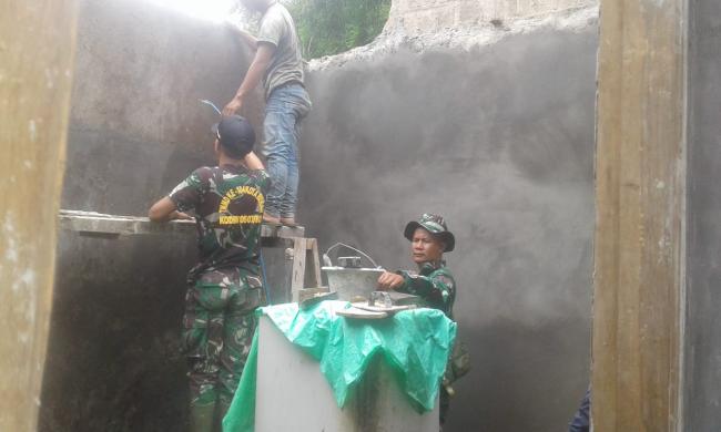 Renovasi Rumah Amas Tahap Pembongkaran Atap Satgas TMMD Ke 104  Kodim Bekasi 